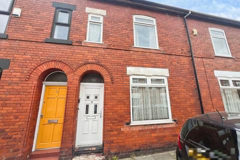 2 bed property, in Peacock Avenue, £150,000