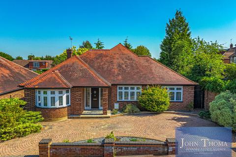 3 bed property, in Chigwell Park Drive, £1,395,000