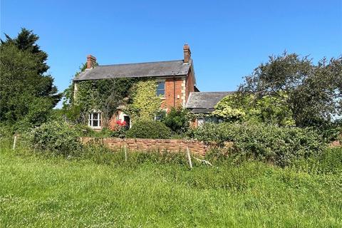 5 bed property, in Middle Weald Farm, £450,000
