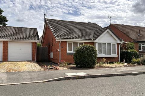 2 bed property, in Clayton Close, £200,000