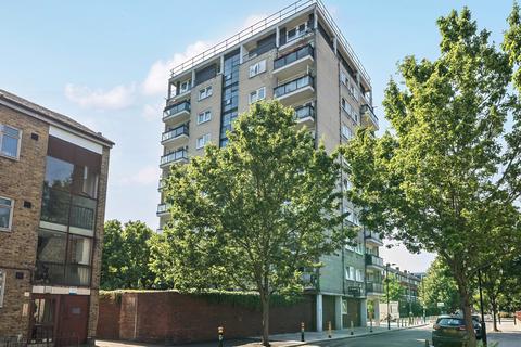 1 bed property, in Cooks Road, £250,000
