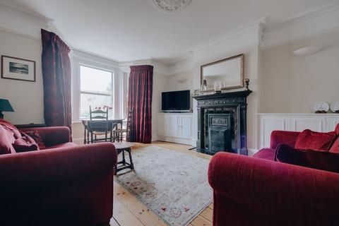 4 bed property, in Highfield Road, £800,000