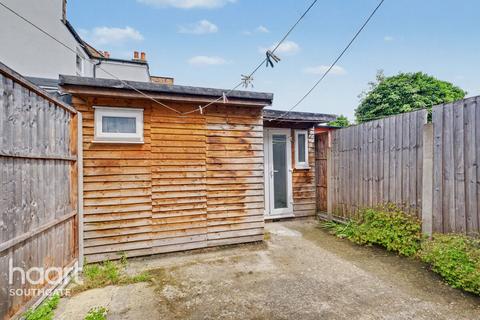 3 bed property, in Eldon Road, £585,000