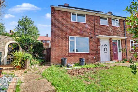 2 bed property, in Dudley Gardens, £375,000