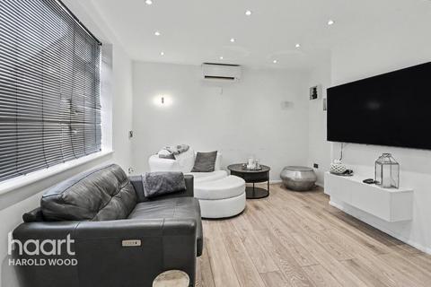 2 bed property, in Dudley Gardens, £375,000