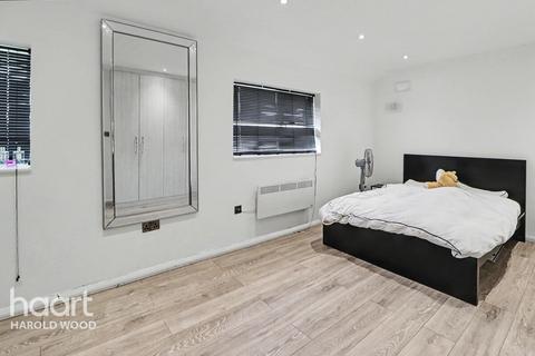 2 bed property, in Dudley Gardens, £375,000