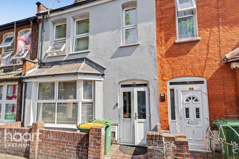 3 bed property, in Stevenage Road, £500,000