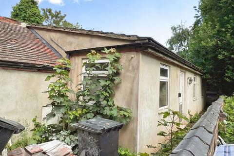 1 bed property, in 45A, £32,000
