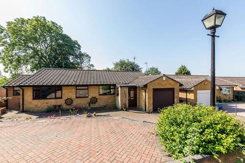 3 bed property, in Dorchester Grove, £375,000