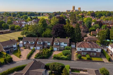 4 bed property, in Nursery Grove, £525,000