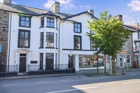 4 bed property, in High Street, £895,000