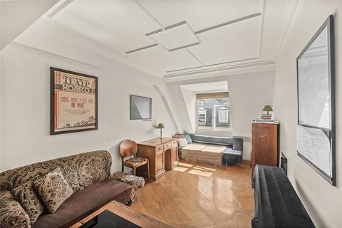 Land, in Duke Street, £695,000