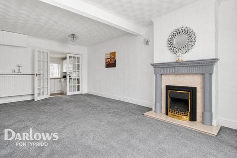 2 bed property, in Hawthorn Road, £210,000