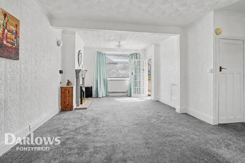 2 bed property, in Hawthorn Road, £210,000