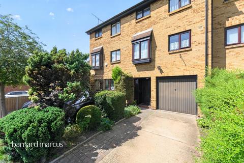 3 bed property, in Sycamore Close, £465,000