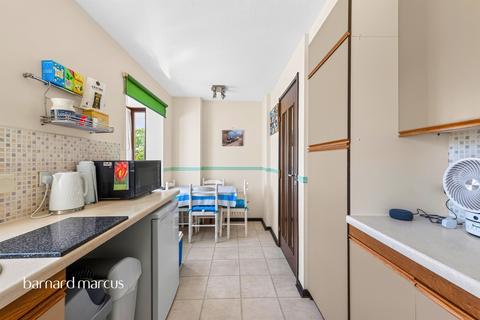 3 bed property, in Sycamore Close, £465,000