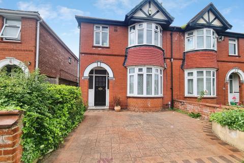 3 bed property, in Holyrood Road, £140,000