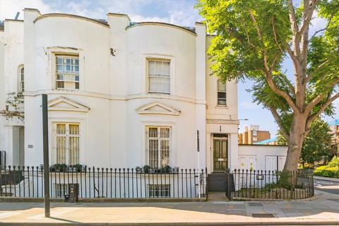 1 bed property, in Fulham Road, £400,000