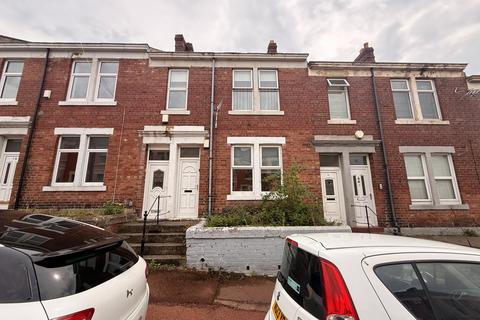 2 bed property, in Rayleigh Grove, £75,000