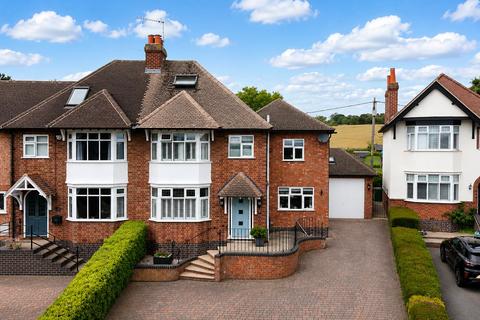 5 bed property, in Luddington Road, £695,000