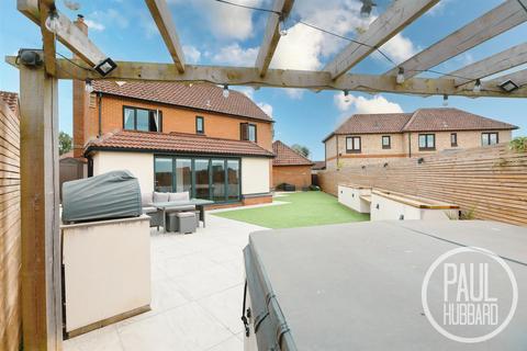 5 bed property, in Birch Close, £475,000