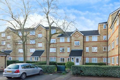 1 bed property, in London E14, £205,000