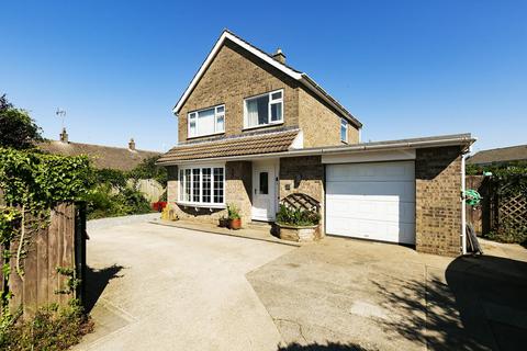 3 bed property, in Orchard Close, £435,000