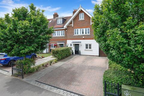4 bed property, in Brighton Road, £725,000