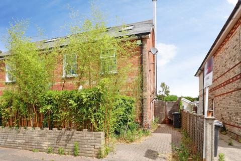 3 bed property, in Latimer Road, £325,000