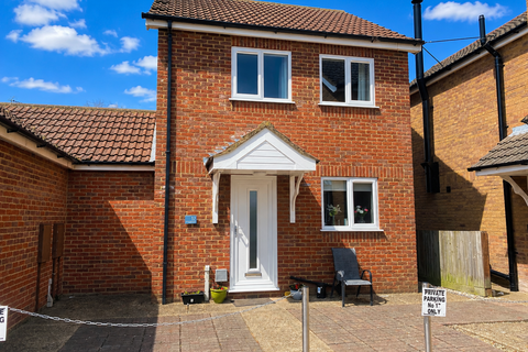2 bed property, in The Hollies, £174,995