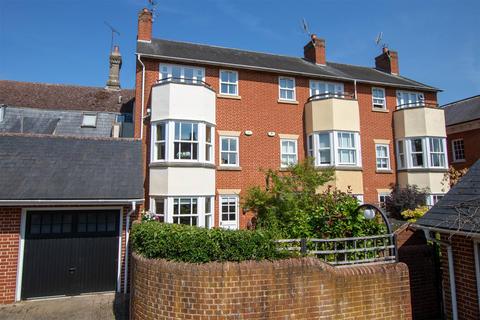 3 bed property, in High Street, £850,000