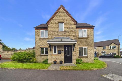 3 bed property, in Dove Way, £300,000