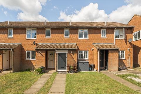 2 bed property, in Tanglewood Close, £450,000