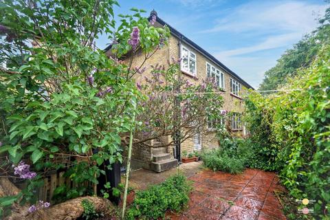 2 bed property, in 104 Geoffrey Road, £150,000