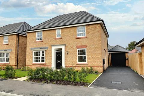 4 bed property, in Cliff Aucott Crescent, £475,000