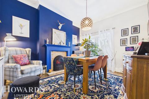 3 bed property, in Clapham Road Central, £230,000