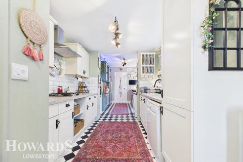 3 bed property, in Clapham Road Central, £230,000