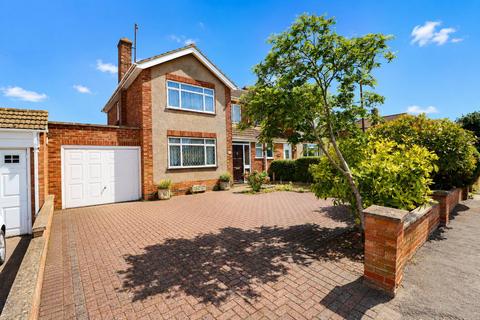 3 bed property, in Lodge Road, £325,000