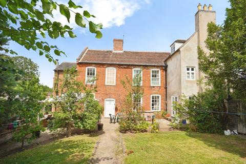 6 bed property, in Acresford Road, £650,000