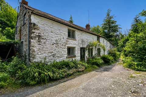 5 bed property, in Factory Street, £450,000