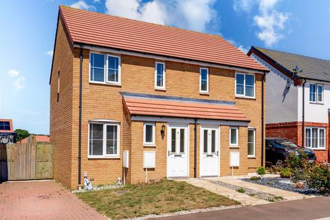 2 bed property, in Lyncoln Drive, £220,000