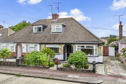 2 bed property, in Highwood Close, £375,000
