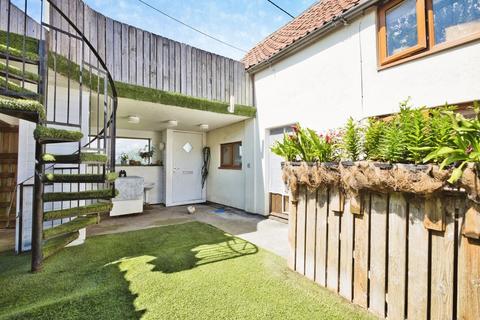 2 bed property, in Oxenpill, £260,000