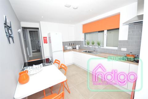 5 bed property, in Hill Street, £225,000