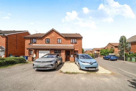 3 bed property, in Tarragon Drive, £375,000