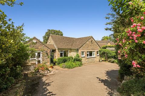 3 bed property, in Bussage, £695,000