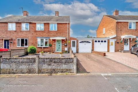 2 bed property, in Mendip Road, £210,000