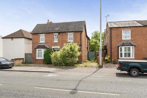 2 bed property, in Bath Road, £245,000