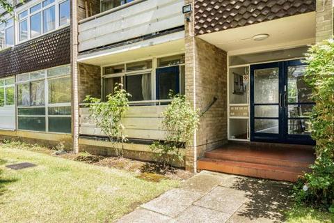 2 bed property, in Hill View Court, £230,000