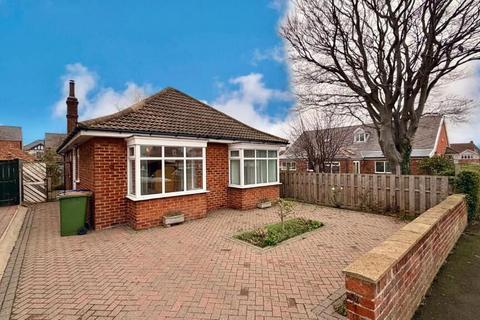 2 bed property, in West Avenue, £180,000